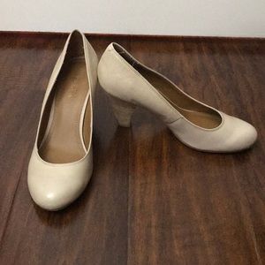 Kenneth Cole cream heel in size 7 shoe